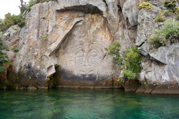 Māori rock carving